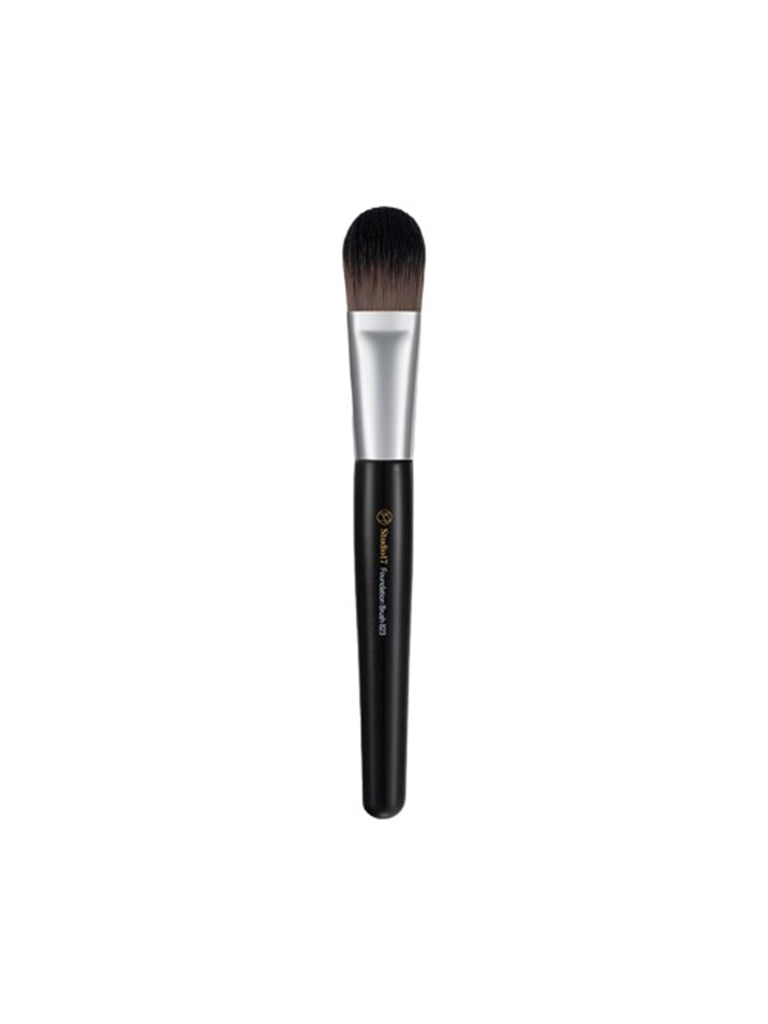 Studio 17 Foundation brush 823