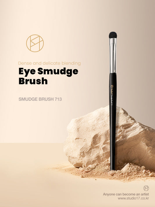 Studio 17 Point eye smudge brush 713